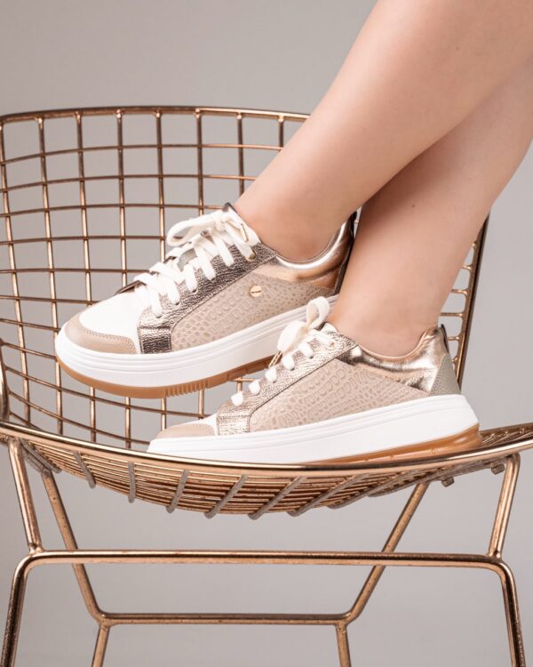 PHOTO-2026-07-10-16-33-01_2 Tenis Lira en nude y dorado con cordones claros y detalles metalizados