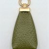 Portabilletera de cuero verde oliva con herraje en acero