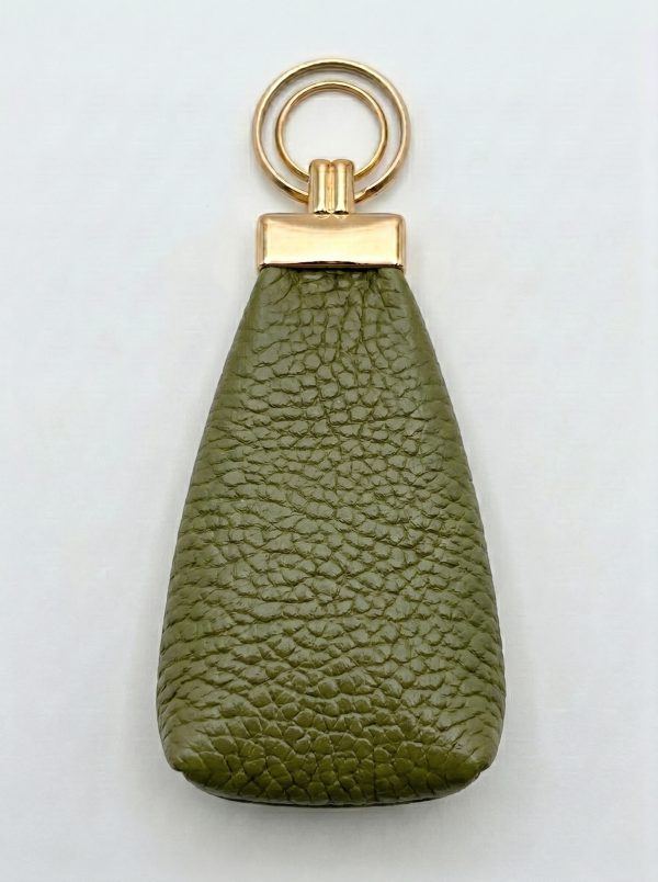 Portabilletera de cuero verde oliva con herraje en acero