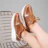 Tenis Yesie para mujer en colores marrón y blanco