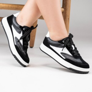 TENIS BLACK Tenis Black negros con paneles blancos y suela blanca puestos en ambos pies