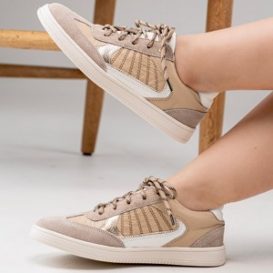 TENIS BUTTER Tenis Butter en tonos beige con cordones, detalles claros y suela blanca