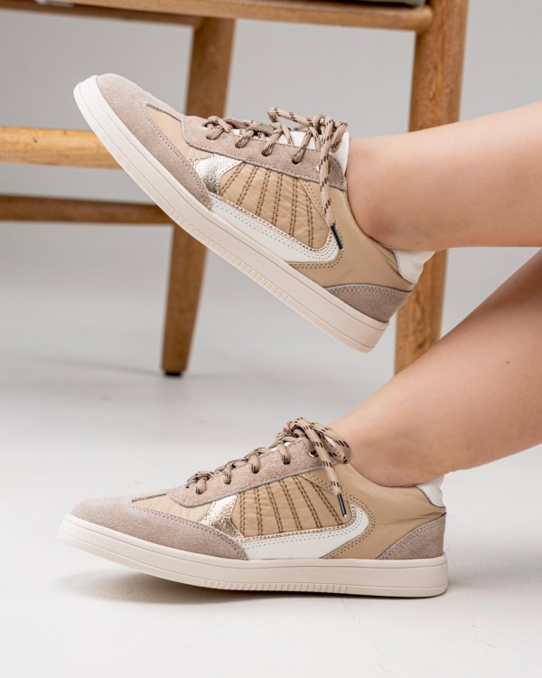 Tenis Butter en tonos beige con cordones, detalles claros y suela blanca