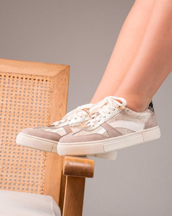 TENIS ROSE Tenis Rose multicolor con detalles metalizados, cordones blancos y suela clara