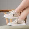 Tenis Avena con cordones y detalles metalizados, en versiones avena y animal print
