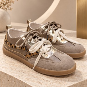 TENIS AVENA Tenis Avena con cordones y detalles metalizados, en versiones avena y animal print