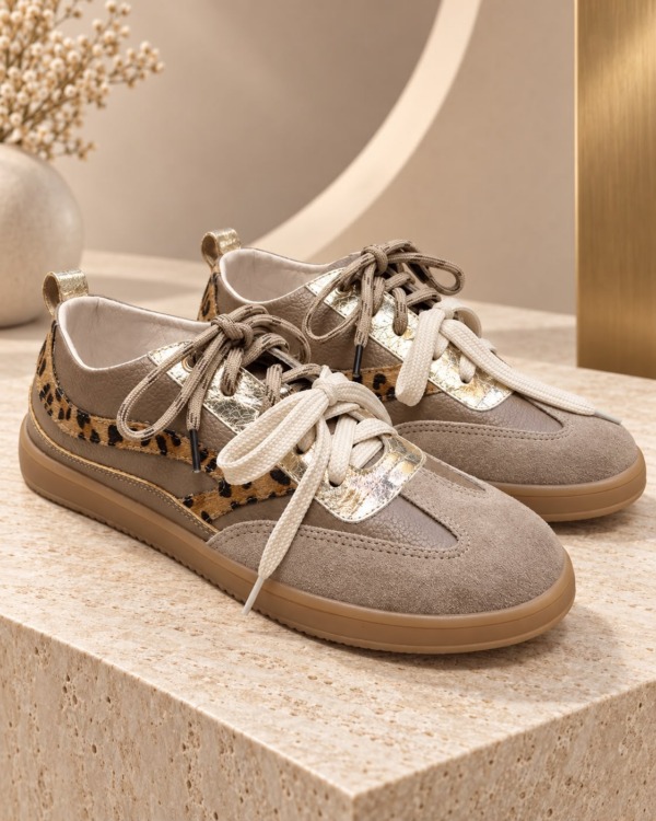 Tenis Avena con cordones y detalles metalizados, en versiones avena y animal print