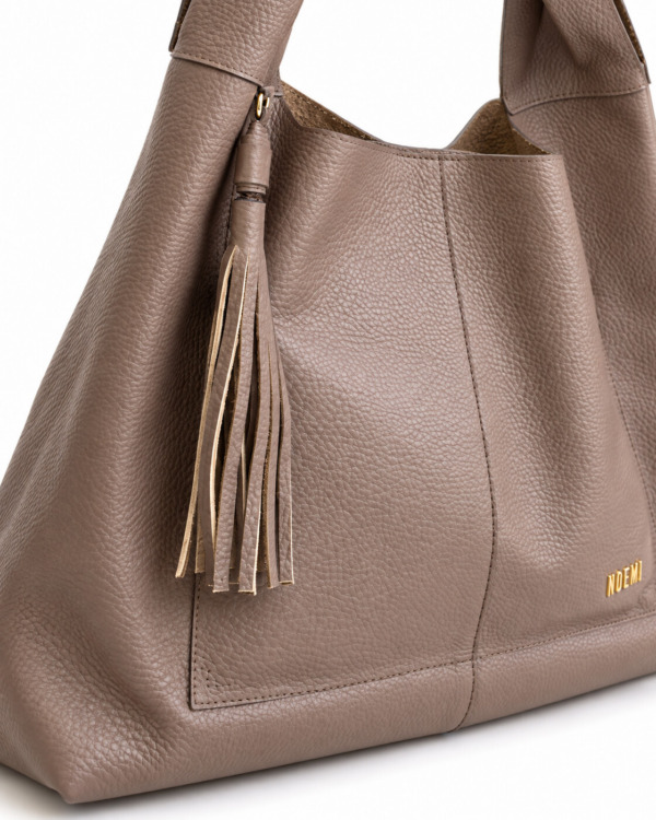 BOLSO CLASY · taupe · Detalle textura BOLSO CLASY · taupe · Detalle textura