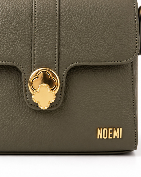 BOLSO VANITY · verde oliva · Detalle logo